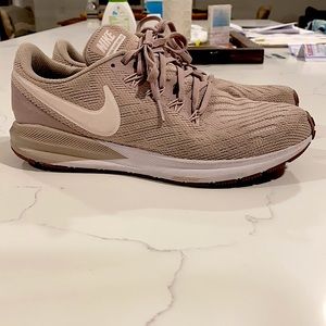 Size 8.5 Nike zoom structure 22